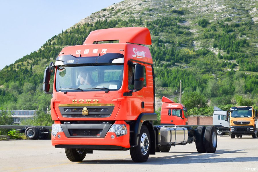 HOWO 4×2 · Cab & Chassis