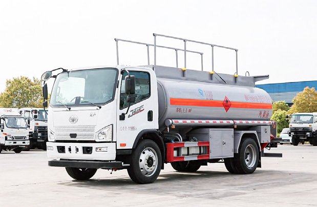 HOWO 4×2 fuel tanker · Tanker