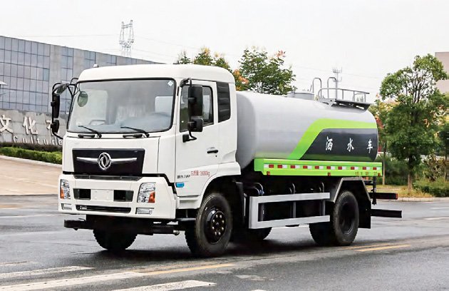 HOWO 4×2 water truck · Tanker
