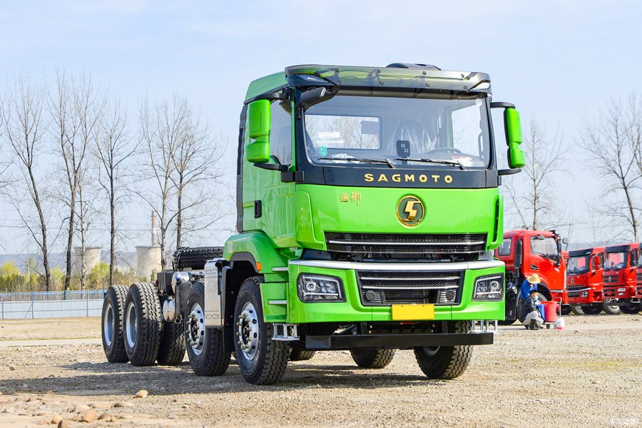 HOWO 8×4 · Cab & Chassis