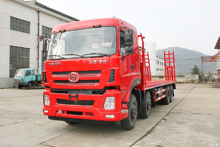 HOWO 8×4 · Flatbed Truck