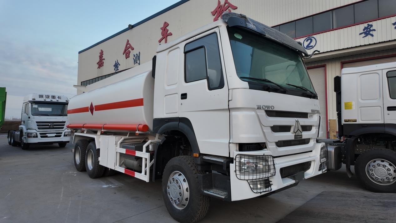 HOWO 6×4 fuel tanker · Tanker